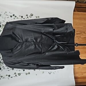 Skies are blue 💙  bnwt black top (541)